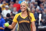 Jennie Finch-Daigle recusou dançar uma música considerada um hino bissexual no programa Dancing With The Stars. (Foto: Mark Cunningham/MLB Photos).