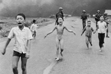 Hoje com 55 anos, Kim Phúc ficou conhecida mundialmente pela foto na qual ela é vista correndo de um bombardeio. (Foto: Reprodução).