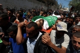 Palestinos carregam corpo de terrorista do Hamas em funeral. (Foto: Ibraheem Abu Mustafa/Reuters)