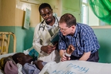 Jon Fielder checando paciente no Malawi. (Foto: TGC).
