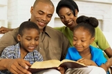 Família lendo a Bíblia. (Foto: Getty)