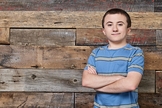 Atticus Shaffer nasceu com uma doença rara nos ossos. (Foto: Reprodução).