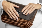 É possível usar diversas cores de esmalte e manter um resultado harmonioso. (Foto: Pedrita Junckes/Cosmopolitan)