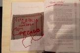 Bíblia com páginas rasgadas tem inscrição sarcástica colocada sobre ela. (Foto: Facebook)