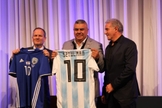 Claudio Tapia, presidente da Afa, ao lado do embaixador de Israel na Argentina (Foto: Divulgação/Argentina)