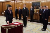 O líder socialista Pedro Sánchez fez o juramento apenas diante da Constituição da Espanha. (Foto: Fernando Alvarado/Pool/AP Photo)