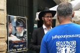 Judeu sendo evangelizado por cristão da organização Judeus por Jesus. (Foto: Jews for Jesus)