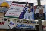 Pôster erguido na Cisjordânia pede boicote a Lionel Messi ao lado do retrato do presidente da Autoridade Palestina, Mahmoud Abbas. (Foto: AFP/Hazem Bader)