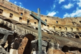 Cruz erguida no Coliseu Romano como monumento ao sofrimento dos primeiros cristãos em Roma. (Foto: Jared I. Lenz Photography/Getty Images)