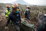 Resgatistas carregam vítima do vulcão de Fogo, em San Miguel Los Lotes, na Guatemala. (Foto: Reuters/ Luis Echeverria)