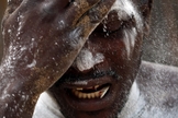 Homem em estado de possessão durante uma cerimônia de vodu africana. (Dan Kitwood/Getty Images)