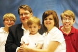 Les e Karen Ferguson junto com os filhos Conner, Casey e Cole, que tinha paralisia cerebral. (Foto: Arquivo Pessoal)
