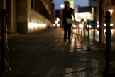 Imagem ilustrativa. Mulher caminhando em uma rua à noite. (Foto: videoblocks/dapoopta)