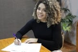 Anny Theyler assina contrato com a Nova Fase Distribuição. (Foto: Divulgação).