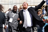 Rabino Yehuda Glick, membro do Knesset israelense, ao lado de um homem cristão. (Foto: Knesset Christian Allies Caucus)