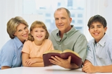 Família lendo a Bíblia. (Foto: Getty)