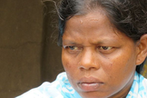 A mãe de quatro filhos era casada com Aadarsh, o pastor de sua comunidade local. (Foto: Reprodução).