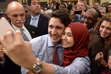 Primeiro-ministro canadense, Justin Trudeau tira selfie com muçulmana. (Foto: CityNews)