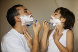 Pai ensina filho a fazer a barba. (Foto: Vida Equilíbrio)
