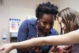 Médica analisa braço de criança na clínica transgênero de Cincinatti, nos Estados Unidos. (Foto: Cincinnati Enquirer)