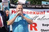 Ex-gay compartilha seu testemunho com multidão, durante protesto nos EUA. (Foto: CBN)