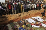 Corpos de nigerianos foram colocados em uma vala, no norte da Nigéria. (Foto: Reuters/Akintunde Akinleye)