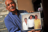 O pastor Eduardo Garcia foi fotografado em 2017 segurando uma foto de sua família. (Foto: WWM).