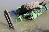Eldon Cooper estava verificando uma barragem em seu trator que derrapou e ficou preso na água durante três horas. (Foto: Eldon Cooper).