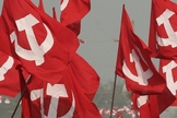Bandeiras comunistas tremulam no ar durante ato após a morte de líder maoísta. (Foto: scroll.in)