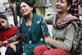 Mães choram a morte de seus filhos durante um dos ataques em um parque em Lahore, no Paquistão, em 2016. (Foto: Portas Abertas)