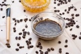 Receita de esfoliante natural com café e mel para ter uma pele mais macia. (Foto: Kitzzeh/Thinkstock/Getty Images)