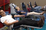Membros da Gateway Church participam de campanha de doação de sangue. (Foto: KDFW)