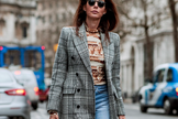 Combinar jeans com um blazer xadrez irá deixar seu look versátil e fashionista. (Foto: WGSN)