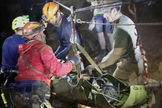 Socorristas trabalhando em operação de resgate de time de futebol preso em caverna na Tailândia. (Foto: Thai Navy Seal/via Reuters)