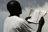 Imagem ilustrativa. Homem lendo a Bíblia Sagrada em país da África. (Foto: AFP)