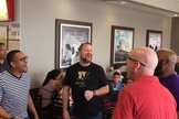 Os homens estavam na região para participar de uma conferência de louvor. (Foto: Chris Armstead).