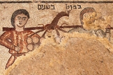 O mosaico retrata dois homens carregando uma vara com um cacho de uvas. (Foto: Jim Haberman).
