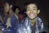 Os meninos foram explorar na caverna e ficaram presos dentro devido a inundações. (Foto: Xinhua).