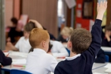 Crianças participam de aula em escola da Escócia. (Foto: BBC)