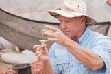 Dr. Stripling observou que explorar a Bíblia por meio da arqueologia é uma forma de se conectar com Deus. (Foto: CBN News).
