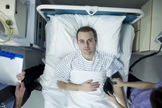 Imagem ilustrativa. Homem sendo diagnosticado pelos médicos em hospital. (Foto: Reprodução)