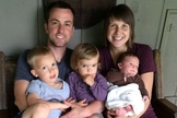 O acidente atingiu Jamison e sua esposa, Kathryne, com as crianças Ezra, Violeta e Calvin. (Foto: Arquivo pessoal)