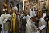 O chefe da Igreja Católica Romana em Israel, Pierbattista Pizzaballa, em procissão no Domingo de Páscoa. (Foto: AFP/Gali Tibbon)