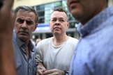 O pastor Andrew Brunson foi enviado para prisão domiciliar em sua casa em Izmir, na Turquia. (Foto: Emre Tazegul/AP Photo)