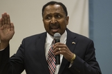 O pastor E.W. Jackson afirmou que o socialismo é uma ameaça à sociedade democrática, pois cerceia a liberdade dos cidadãos. (Foto: HuffPost)