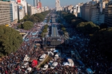 Mais de 650.000 pessoas marcharam pelas ruas de Buenos Aires contra a legalização do aborto. (Foto: AFP)