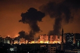 Fumaça subindo após um ataque aéreo israelense na Cidade de Gaza. (Foto: AFP/Mahmud Hams)
