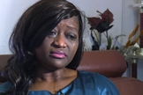 Sarah Kuteh chegou a ser demitida por falar sobre Jesus e orar com alguns pacientes, mas retomou seu emprego após ser absolvida pelo Conselho de Enfermagem do Reino Unido. (Foto: Reprodução/Youtube)