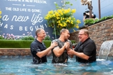 O pastor celebrou o fato de sua igreja se tornar a primeira na história dos Estados Unidos a batizar 50 mil pessoas. (Foto: Saddleback Church).
