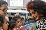 Drag queen conta história para crianças em biblioteca dos EUA. (Foto: Paolo Quadrini)